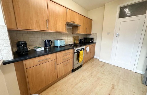 West Hendon Apartment | 2 Bed Flat - short walk from Brent Cross Station