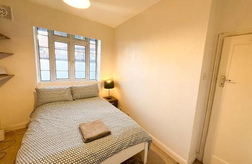 West Hendon Apartment | 2 Bed Flat - short walk from Brent Cross Station