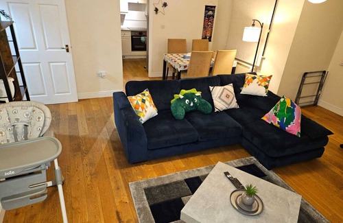 Eltham West House | 2 Bed Flat - Sleeps 4 - Parking - Garden - Wifi