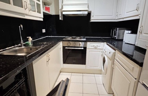 St. Johns Wood Apartment | 2 Bed Flat - Sleeps 4 - Parking - Balcony - Wifi