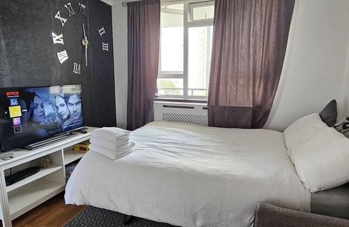 St. Johns Wood Apartment | 2 Bed Flat - Sleeps 4 - Parking - Balcony - Wifi