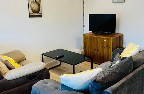 Long Eaton Apartment | 2 Bed Flat - Sleeps 8 - Pets - Garden - Parking