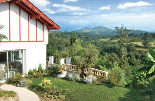 Saint-Pee-sur-Nivelle House | 2 bedroom accommodation in Saint-Pée-sur-Nivelle