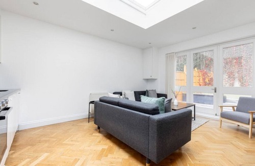 Shepherd's Bush Apartment | 2 Bed Garden Flat Shepherd's Bush