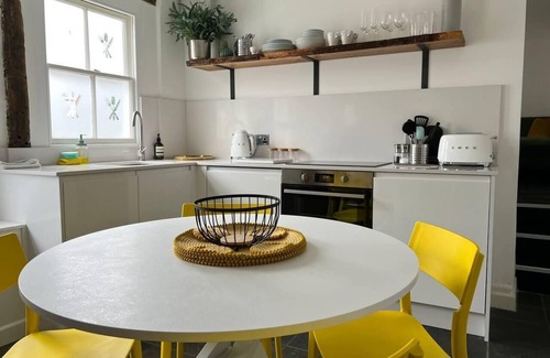 Colchester House | 2 Bed Grade 2 - Dates back to 1500's