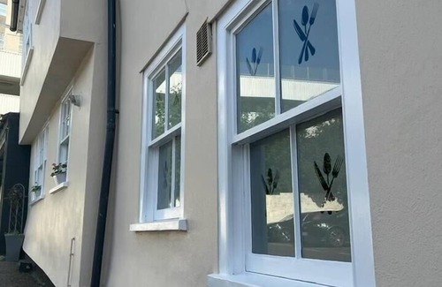 Colchester House | 2 Bed Grade 2 - Dates back to 1500's