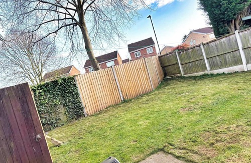 Kirk Sandall House | 2 Bed House - Sleeps 4 - Parking - Pets - Garden