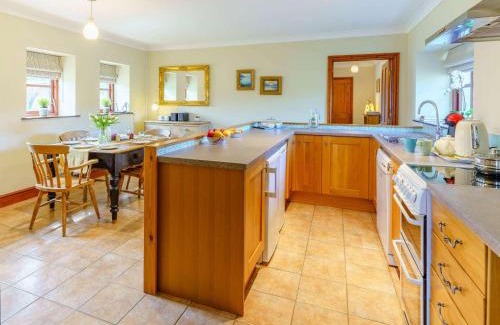 Clynderwen House | 2 Bed in Narberth 82445