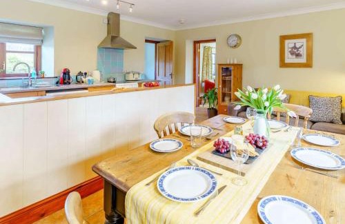 Clynderwen House | 2 Bed in Narberth 82445