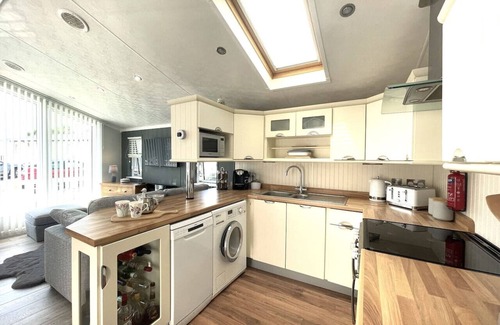 New Forest District Cabin | 2 Bed Lodge, Sleeps 4, Dog-Friendly