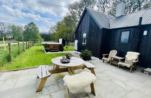 Stirling House | 2 bed lodge with private hot tub in Aviemore