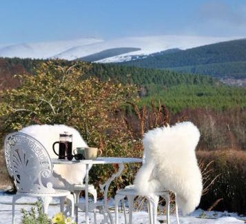 Stirling House | 2 bed lodge with private hot tub in Aviemore