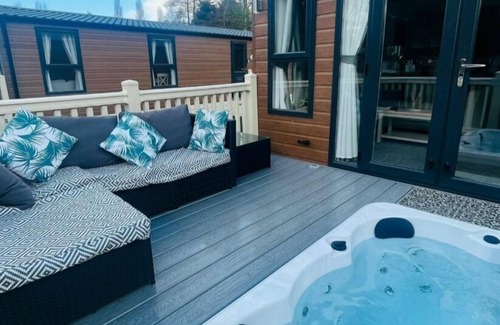 Allerthorpe Cabin | 2 Bed Luxury Lodge With Hot Tub Allerthorpe York