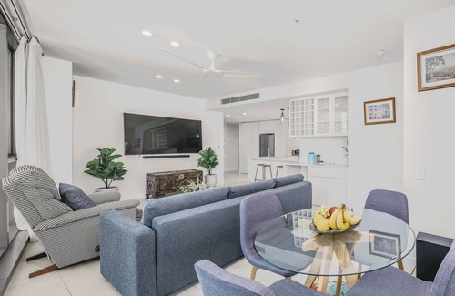 Broadbeach Apartment | 2 Bed Ocean-viewing Apartment