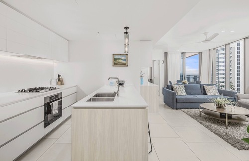 Broadbeach Apartment | 2 Bed Ocean-viewing Apartment