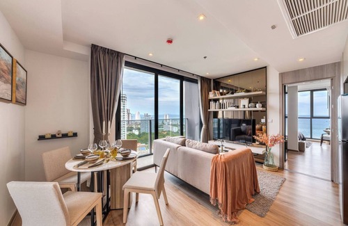 Pratumnak Hill Apartment | 2 Bed Room Sea View High Floor Luxury Accomodation