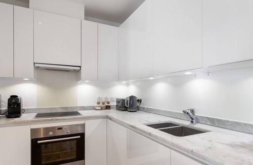 Stratford Apartment | 2 Bed-Sleeps 4-Balcony-Family Friendly