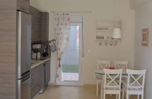 Nikita Apartment | 2 Bed-Sleeps4-Garden-Parking-Pets-AirCon