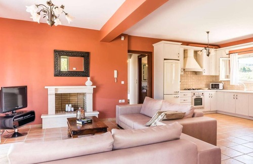 Kavallos Villa | 2 bed villa with pool and distant sea views
