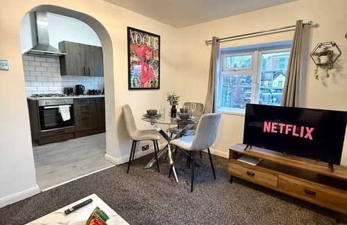 Watford Apartment | 2 bed Watford | Free Parking | Overground