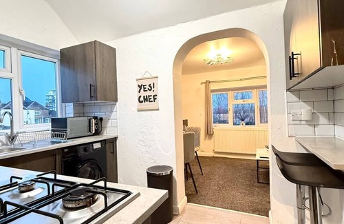 Watford Apartment | 2 bed Watford | Free Parking | Overground