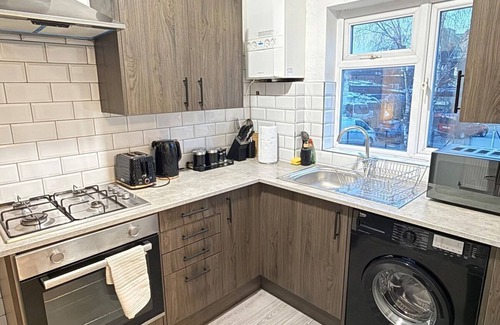 Watford Apartment | 2 bed Watford | Free Parking | Overground