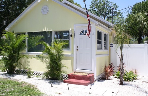Laurel House | 2 bedroom/1 bath, 3 minutes to Nokomis Beach!
