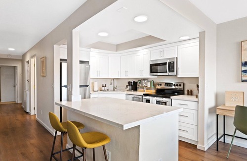 University District Apartment | 2 Bedroom 2 Bath Comfy Apartment minutes from University of Washington