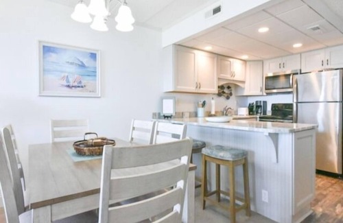 North Ocean City Villa | 2 Bedroom 2 Bath direct ocean front condo* wifi * Central AC * Elevator building