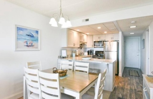 North Ocean City Villa | 2 Bedroom 2 Bath direct ocean front condo* wifi * Central AC * Elevator building