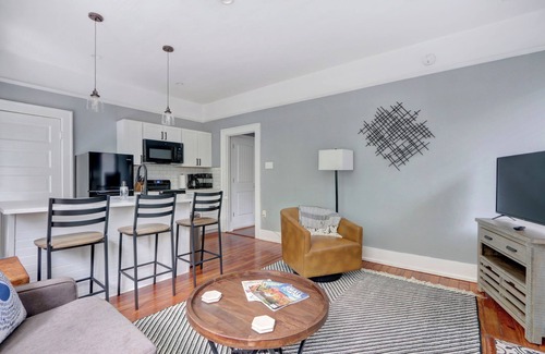 Midtown Condo | 2 bedroom * 2 bath* Sleeps 5 * Dog Friendly * Downtown Savannah