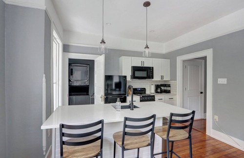 Midtown Condo | 2 bedroom * 2 bath* Sleeps 5 * Dog Friendly * Downtown Savannah