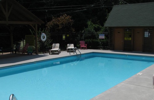 Sevierville Cabin | 2 Bedroom/2 Bath, Swimming Pool, Hot Tub, WiFi, Loft with Game Room