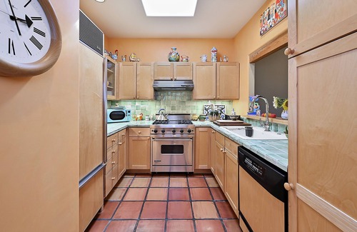 Historic Eastside House | 2 Bedroom, 2 Bathroom Luxury Townhome; 0.3 miles to Canyon Rd; AC; Lovely Views