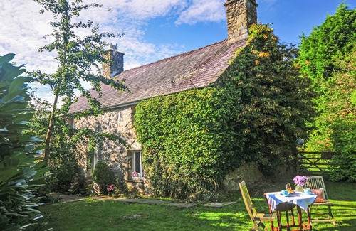 Garndolbenmaen Cottage | 2 bedroom accommodation in Garndolbenmaen, near Porthmadog