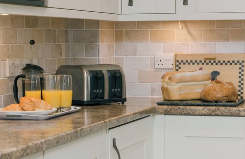 West Pennard Cottage | 2 bedroom accommodation in West Pennard, near Glastonbury