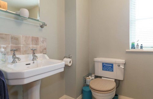 Dursley Cottage | 2 bedroom accommodation in Frampton-on-Severn, near Stroud