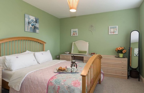 Dursley Cottage | 2 bedroom accommodation in Frampton-on-Severn, near Stroud