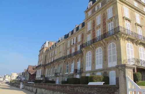 Trouville-sur-Mer Apartment | 2 bedroom apartment on the beach in a mythical landmark building