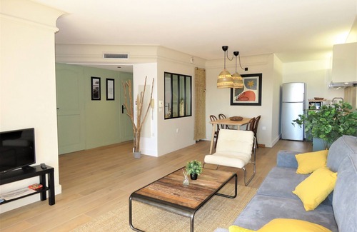 Sainte-Maxime City Centre Apartment | 2 Bedroom Apartment - Sea view - 150m from the beach