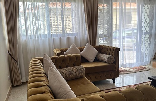 Bukoto Apartment | 2-bedroom apartment in delightful Kampala with AC, WiFi Divine Furnished