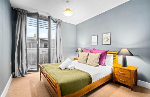 Theatreland Birmingham Apartment | 2-Bedroom Apartment in Heart of the City - China Town - Balcony - Secure Parking Included 48A