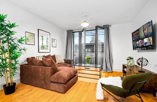 Theatreland Birmingham Apartment | 2-Bedroom Apartment in Heart of the City - China Town - Balcony - Secure Parking Included 48A