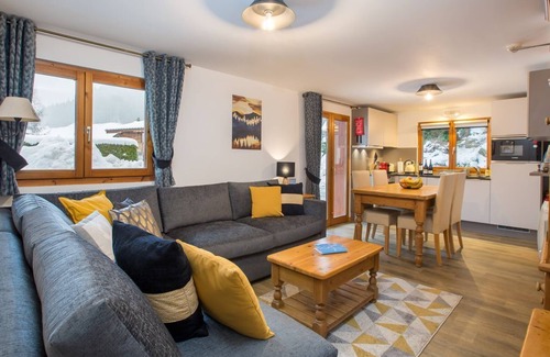 Morzine Apartment | 2-bedroom apartment with outdoor jacuzzi below the ski slopes!