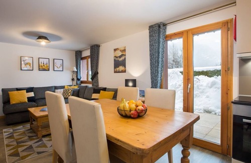 Morzine Apartment | 2-bedroom apartment with outdoor jacuzzi below the ski slopes!