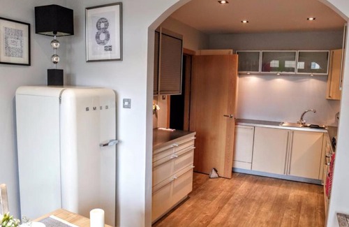 Newhaven Apartment | 2 Bedroom Apartment with Sea View Sleeps 4