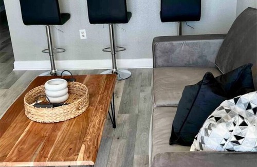 Crescent Beach Apartment | 2 Bedroom BeachView At Baywatch