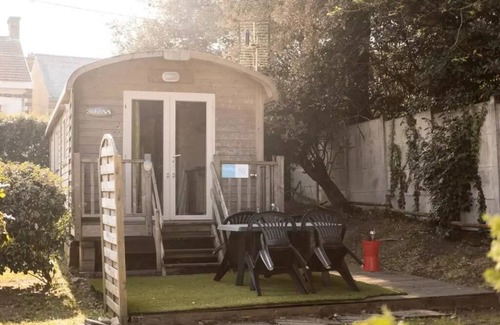 Saint-Michel-Chef-Chef Cabin | 2-bedroom caravan sleeps 4