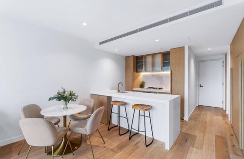 Melbourne Central Business District Apartment | 2 -Bedroom City View Apartment | 67sqm | Collins Street Melbourne CBD Unit 2
