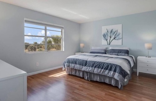 Golden Gate Condo | 2 Bedroom Condo 429526 by Houzlet